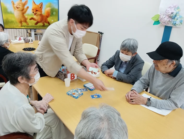 レクリエーションを楽しむ利用者様とスタッフ